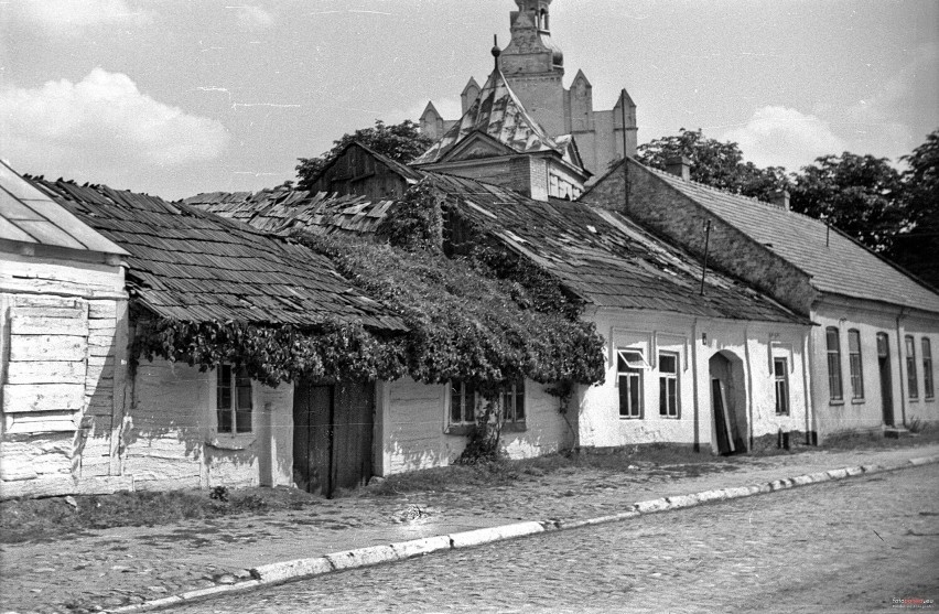 Fragment zabudowy ul. Jana Pawła II, w tle częściowo...