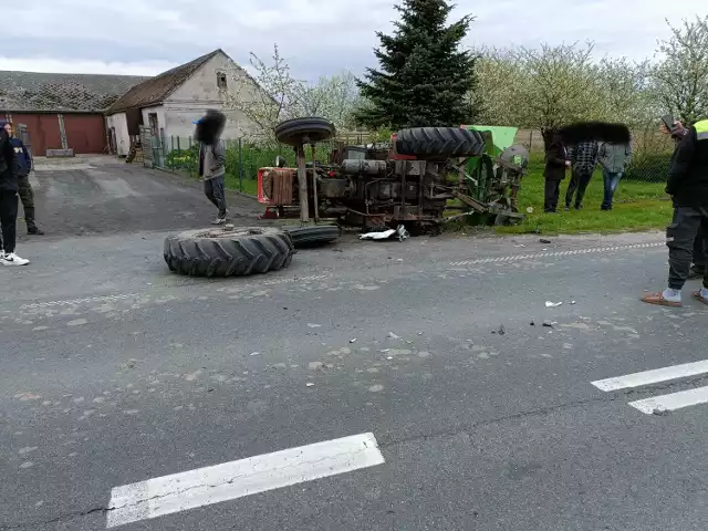 Wypadek w miejscowości Lepsze. Zderzenie traktora z samochodem dostawczym.