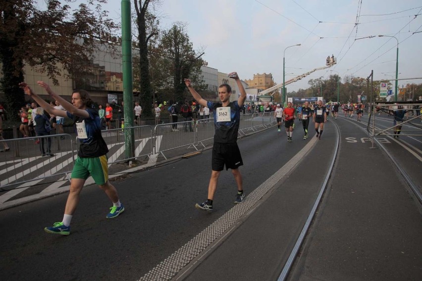 Zawodnicy w oczekiwaniu na start 18. PKO Poznań Maratonu.