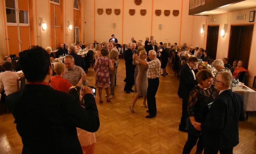 Wielki bal na finał kursu tańca dla seniorów w będzińskim starostwie ZDJĘCIA 