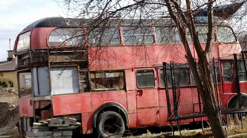 Czerwony autobus na Zielonej. Miał  być atrakcją na Mierzei Wiślanej