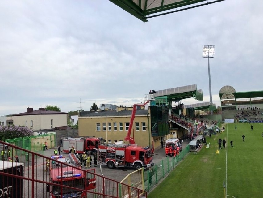 Pożar na stadionie GKS Bełchatów przy ulicy Sportowej. Zapalił się jupiter oświetlający boisko