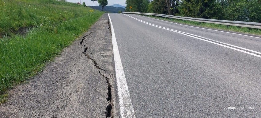 Winne uszkodzeniu drogi jest osuwisko, które się uaktywniło