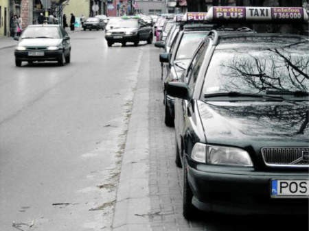 Bezpłatny postój taxi na Placu 23 Stycznia, choć w strefie płatnego parkowania - FOT. RYSZARD BINCZAK