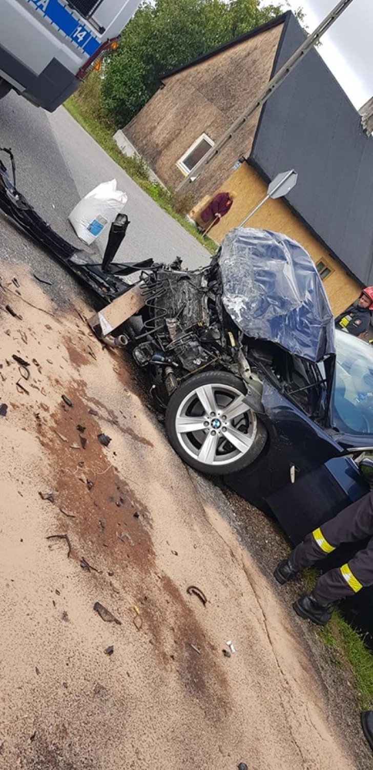 Powiat bełchatowski: Zderzenie aut w Bujnach Szlacheckich, dwie osoby ranne