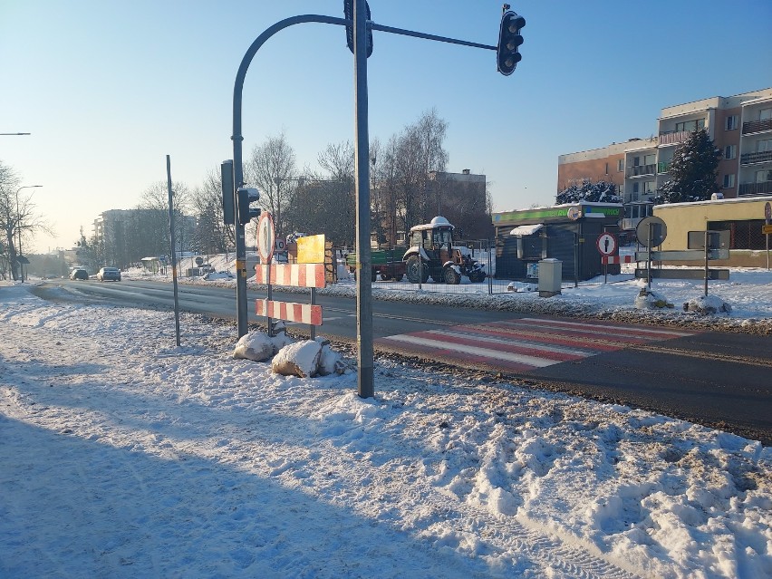 Trwa budowa ronda na skrzyżowaniu ulic Królewieckiej i Fromborskiej. Pojawiają się utrudnienia dla pieszych i zmiany w organizacji ruchu