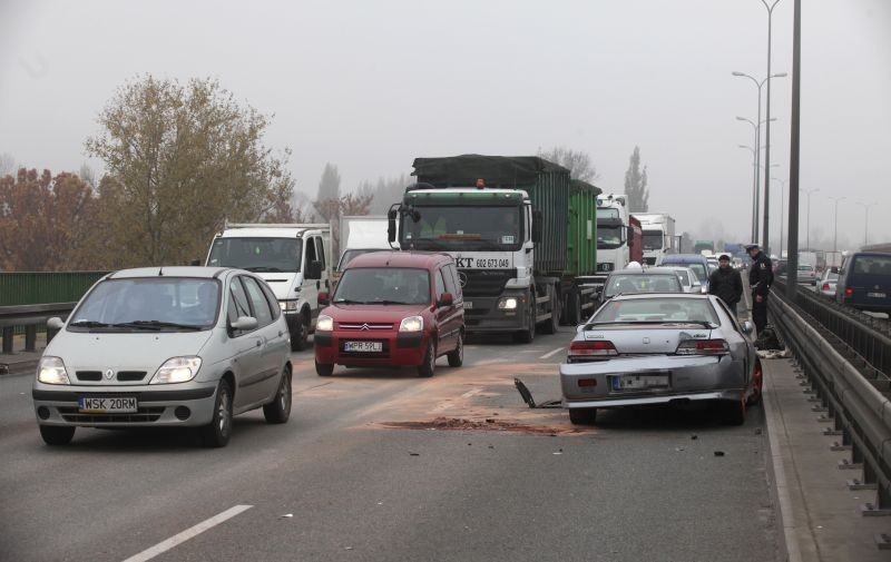 Groźny wypadek na Trasie Siekierkowskiej. Zderzyły się trzy auta (ZDJĘCIA)
