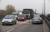Groźny wypadek na Trasie Siekierkowskiej. Zderzyły się trzy auta (ZDJĘCIA)