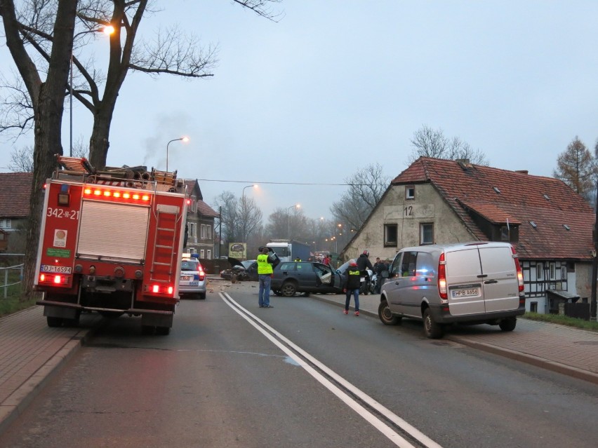 Wypadek w Maciejowej. Zderzyły się dwa samochody osobowe....
