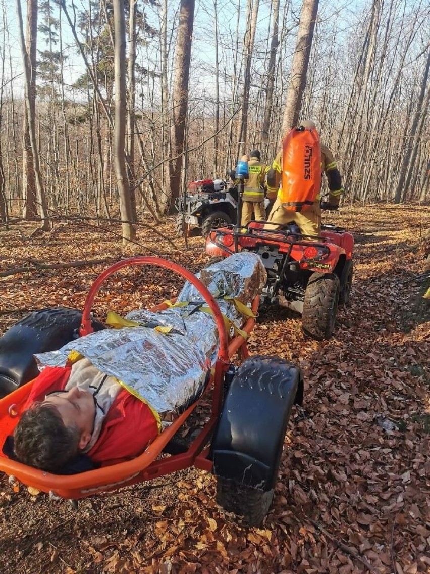 Akcja ratownicza w Górach Opawskich. Turysta upadł i zranił się w nogę 