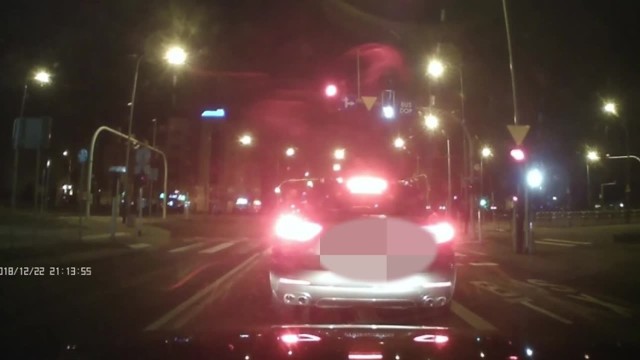 Kamera samochodowa nagrała dwa ewidentne wykroczenia na drodze, film trafił do policji, ale ta nie może ukarać sprawcy.