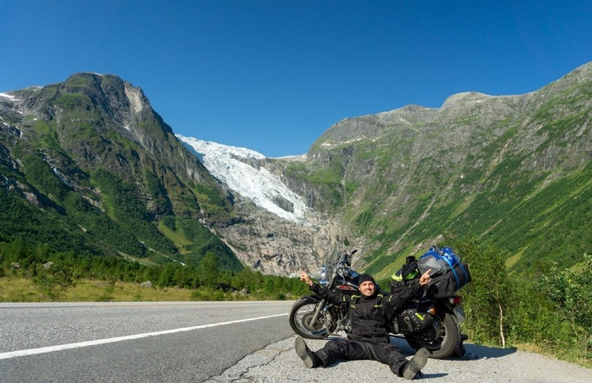 Spełnił marzenie i dotarł do Trolltunga. Stanął na Języku Trolla. Podróż pokonał głównie na motocyklu [ZDJĘCIA] 