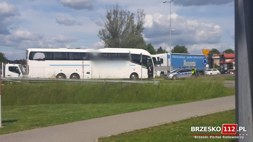 Brzesko. Pasażer wyskoczył z autobusu w czasie jazdy, myślał że pojazd jedzie w złym kierunku [ZDJĘCIA]