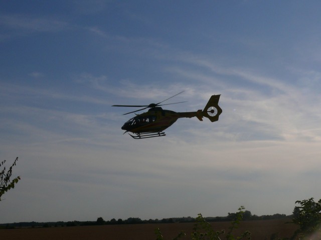Sękowo. Spadł z rusztowania. 24-latek został helikopterem LPR przetransportowany do szpitala w Puszczykowie.