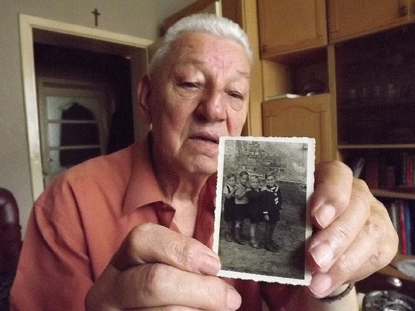 Pan Leon Misiak pokazuje zdjęcie wykonane w czasie okupacji. -Ja jestem drugi z prawej. Jakby ktoś się tu rozpoznał to niech się ze mną skontaktuje – zaznacza. Dodaje, że jeden z nich o nazwisku Połczyński już nie żyje.