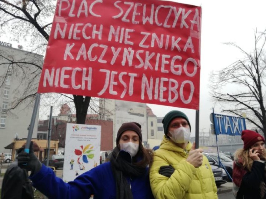 Protest na placu Szewczyka [ZDJĘCIA, WIDEO]. Ludzie nie chcą placu Marii i Lecha Kaczyńskich