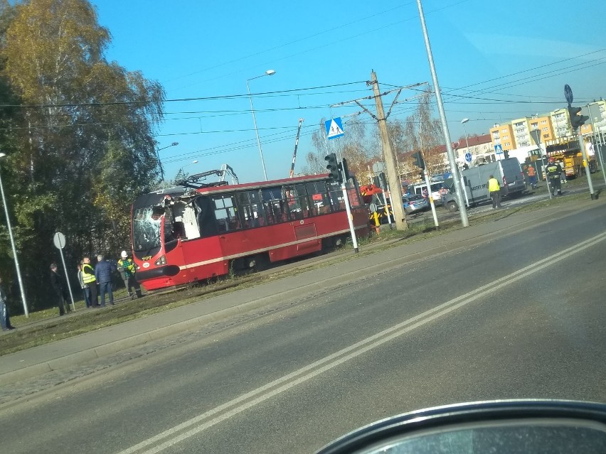 Bytom: Zniszczony tramwaj na Stroszku [ZDJĘCIA]. To była kolizja z... dźwigiem