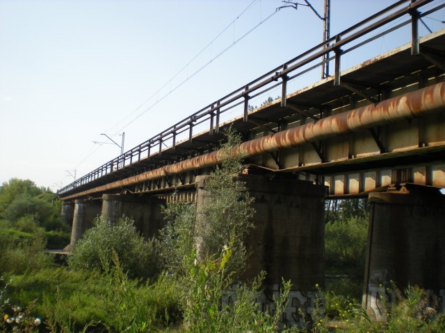 Mieszkańcy Cikowic aby dostać się do Chodenic przechodzą przez most kolejowy