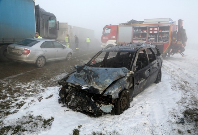 Do tragicznego w skutkach karambolu doszło 26 stycznia na A1 pod Piotrkowem. Tego ranka na drodze panowała gęsta mgła, drastycznie ograniczająca widoczność