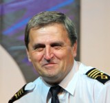 Pilot kapitan Tadeusz Wrona zwolniony z LOT. O jego zasługach mówił cały świat