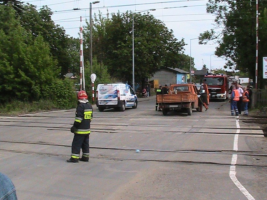 Kalisz: Samochód utknął na przejeździe kolejowym. W aucie urwało się jedno z kół. ZDJĘCIA