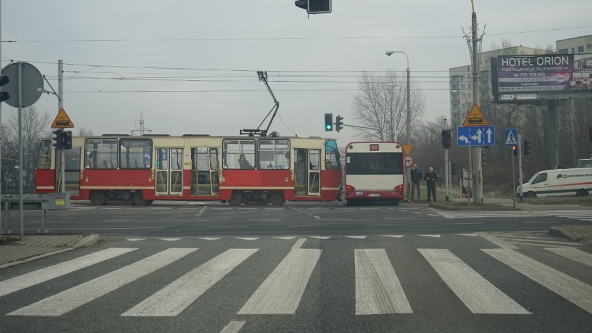 Sosnowiec: tramwaj uderzył w autobus, jedna osoba ranna [ZDJĘCIA]