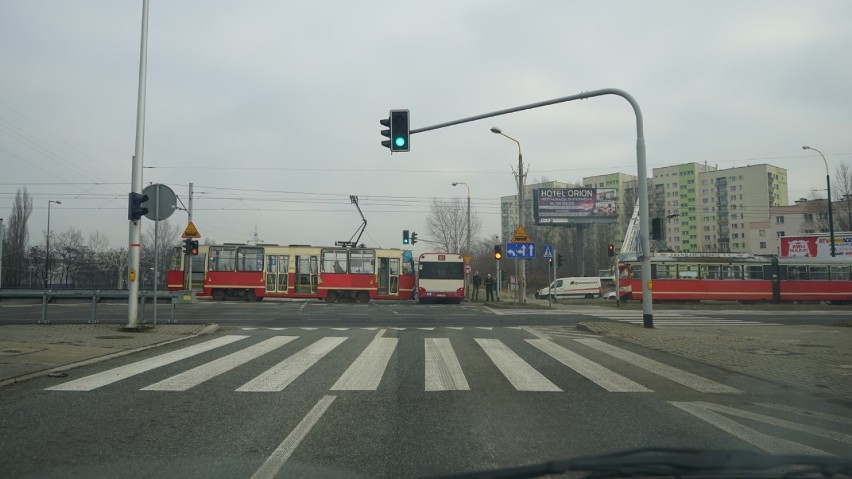 Sosnowiec: tramwaj uderzył w autobus, jedna osoba ranna [ZDJĘCIA]