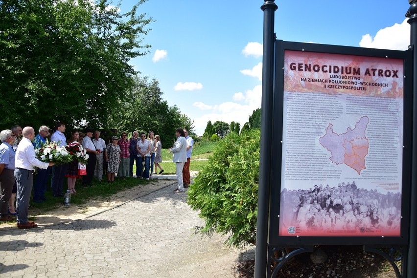 Odsłonięciem tablicy informacyjno-edukacyjnej na prabuckim...