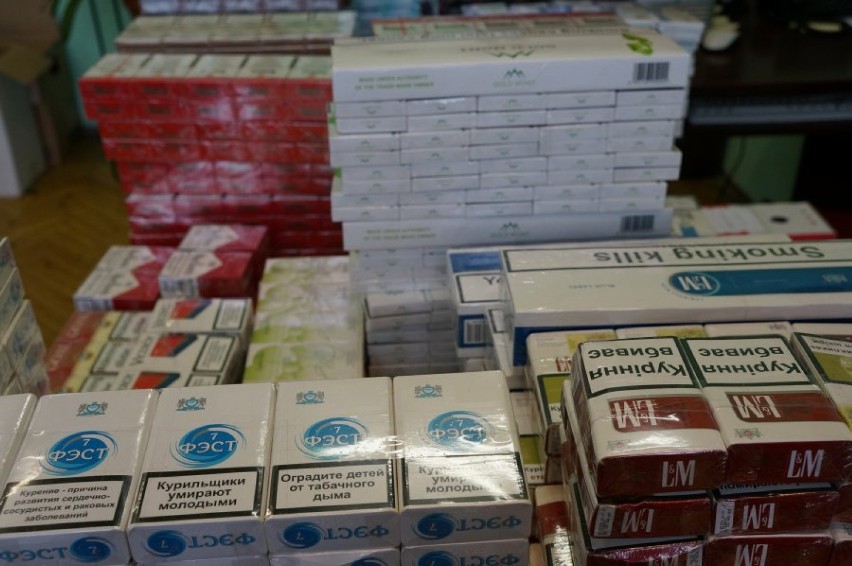 Policja Sosnowiec: ponad 1500 paczek nielegalnych papierosów i "lewy" alkohol