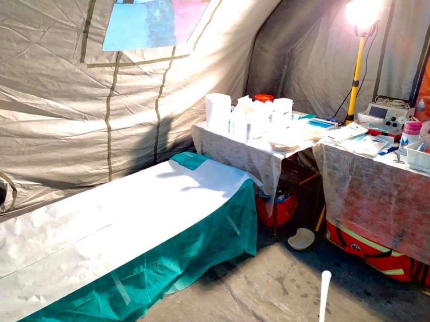 Karetka i namiot medyczny na placu przy ul. Klonowej we...