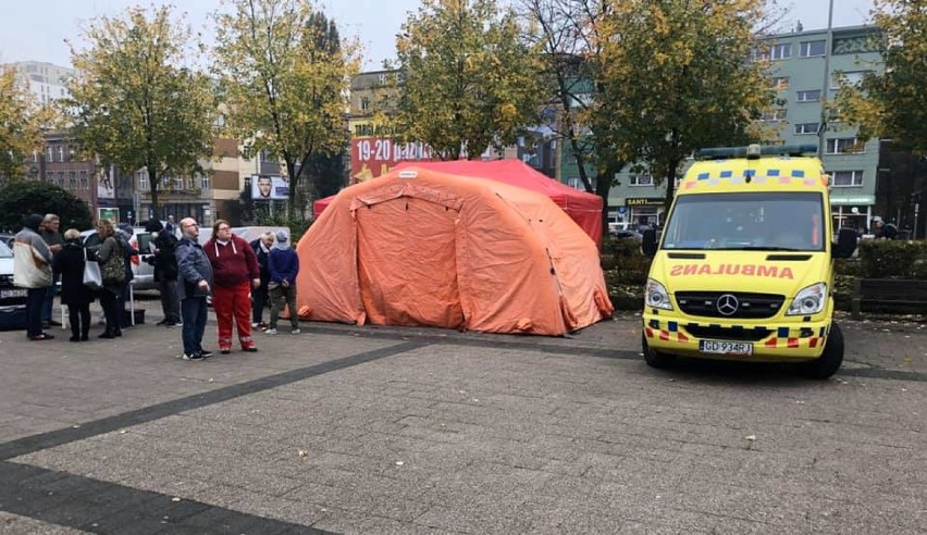 Karetka i namiot medyczny na placu przy ul. Klonowej we...