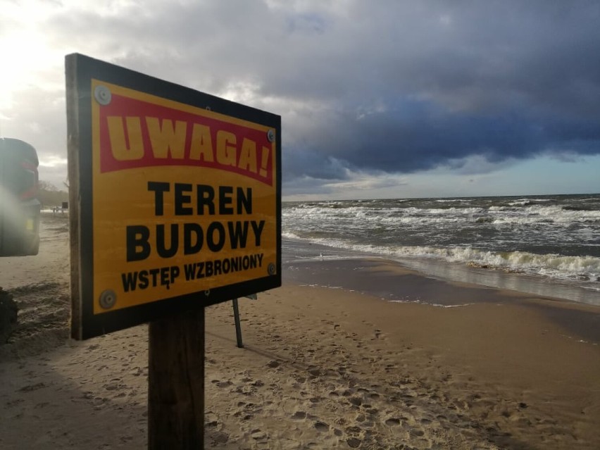 Na plaży zachodniej w Kołobrzegu powstaje opaska brzegowa. Prace można oglądać z tarasu