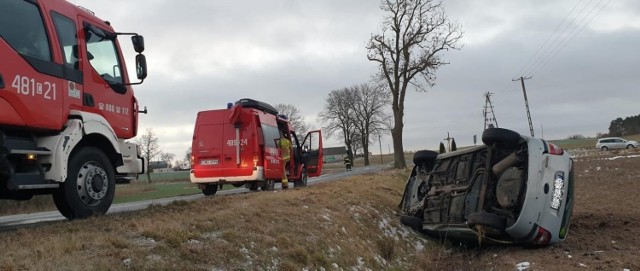 - Po przybyciu na miejsce zdarzenia zastano samochód osobowy Renault Scenic, który leżał na boku w rowie przy drodze wojewódzkiej - relacjonują strażacy z KP PSP Mogilno.