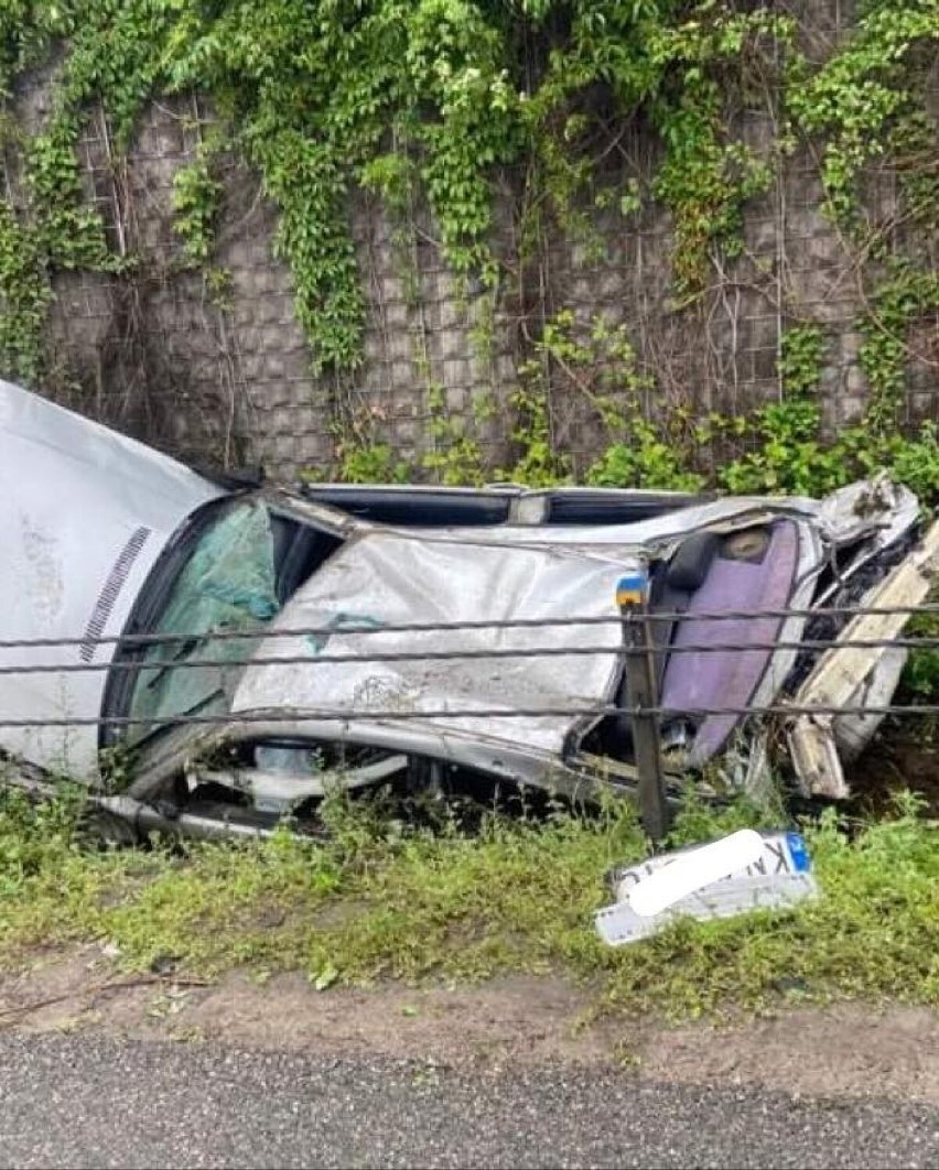 Wypadek na autostradzie A4. BMW zmiażdżone po uderzeniu w betonową ścianę. Trudne warunki na drogach