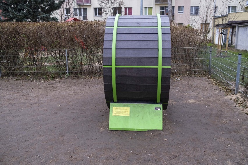 Nowy park trampolin w Warszawie otwarty. Kilkanaście urządzeń do skakania stanęło przy wolskim placu zabaw. Są też dodatkowe atrakcje