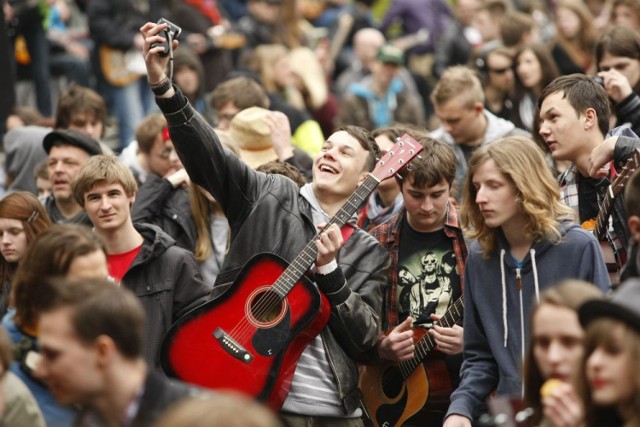 Uczestnicy spotkają się na wrocławskim rynku w czwartek, 1. maja o godzinie 16.30, by w rekordowej liczbie wykonać utwór Jimiego Hendrixa. Poza „Hey Joe”, uczestnicy imprezy zagrają razem aż 9 utworów: m.in. „House of the Rising Sun” grupy The Animals (którą wraz z bijącymi rekord wykona wokalista grupy, Eric Burdon), „Smoke on the Water” Deep Purple, „Red House” Hendrixa oraz „Kiedy byłem małym chłopcem” Tadeusza Nalepy.