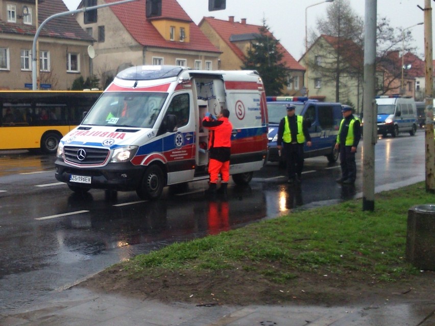 Ul. Szczecińska. Potrącenie pieszych. Starsi państwo przechodzili na czerwonym świetle [zdjęcia]