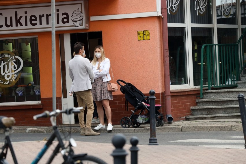 Niedziela w Lubinie. Mieszkańcy spacerują, ale zachowują dystans [ZDJĘCIA] 