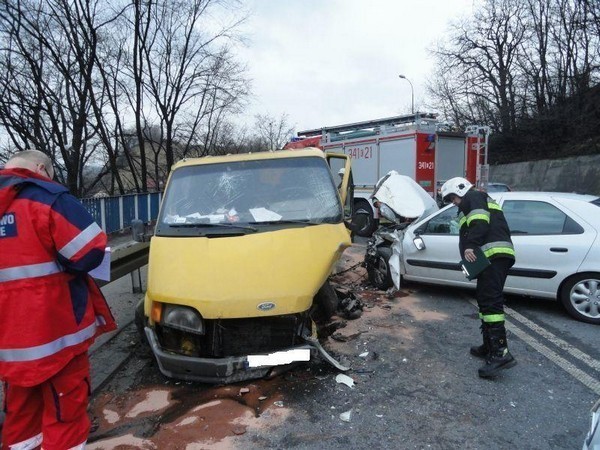 Zderzenie forda i citroena na ul. Tarnowskiej zablokowało drogę [ZDJĘCIA]