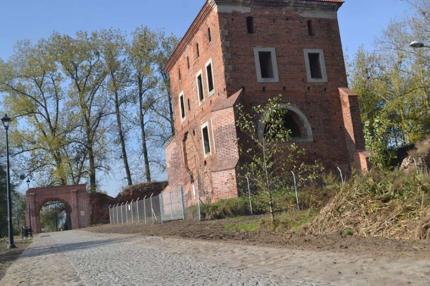 Otoczenie zamku w Gołańczy już nie straszy 