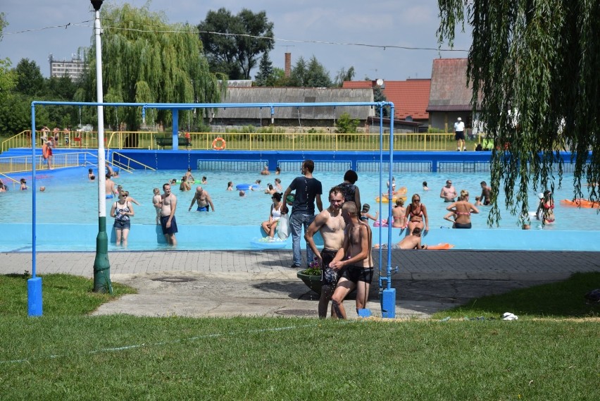 Aktywna sobota na wieluńskim basenie. Turniej siatkówki i akcja edukacyjna służb mundurowych [ZDJĘCIA]