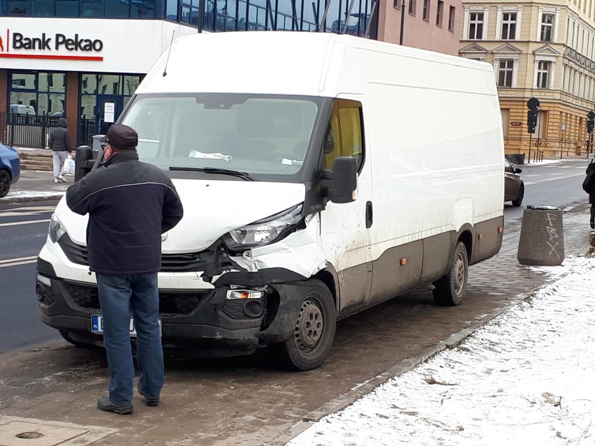 Groźny wypadek w centrum Łodzi. Zderzyły się trzy samochody. Jedna osoba została ranna ZDJĘCIA