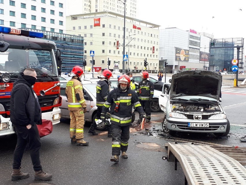 Groźny wypadek w centrum Łodzi. Zderzyły się trzy samochody. Jedna osoba została ranna ZDJĘCIA