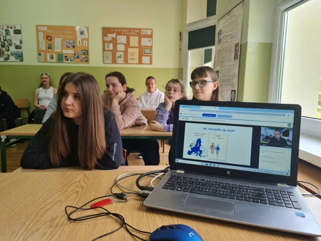 Lekcja online pt. „Jakie korzyści przyniosło Polsce członkostwo w Unii Europejskiej?” w Szkole Podstawowej w Bloku Dobryszyce