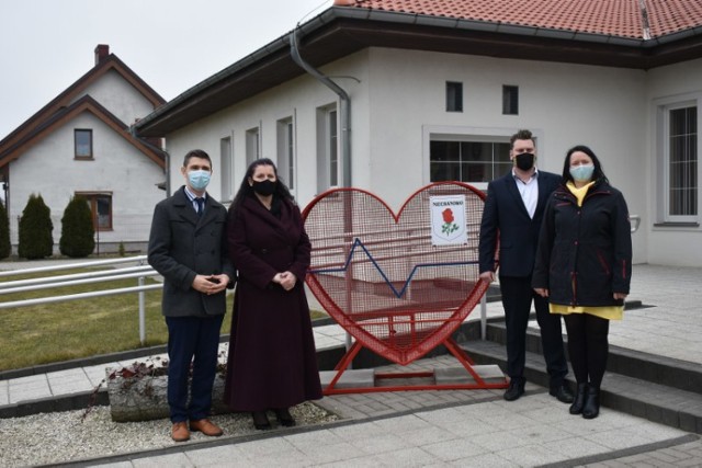 Gmina Niechanowo. Postawiono metalowe serca na nakrętki