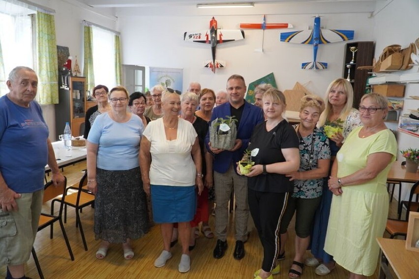 W Skarżysku-Kamiennej powstało Centrum Integracji Międzypokoleniowej. Starosta Artur Berus odwiedził nową siedzibę i przekazał prezent
