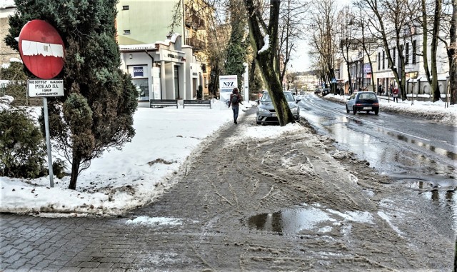 Po nadejściu odwilży zima stała się dla mieszkańców Olkusza utrapieniem. Śnieg zamienił się w breję, a często na ulicach tworzą się wodne kałuże.