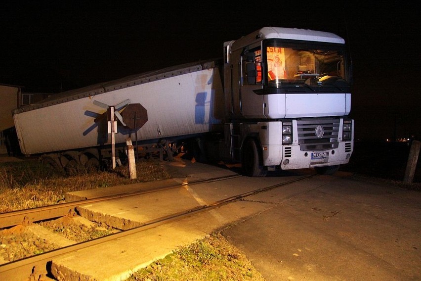 Ciężarówka zablokowała torowisko na szlaku z Kutna do Łodzi. Trwa akcja jej podnoszenia.