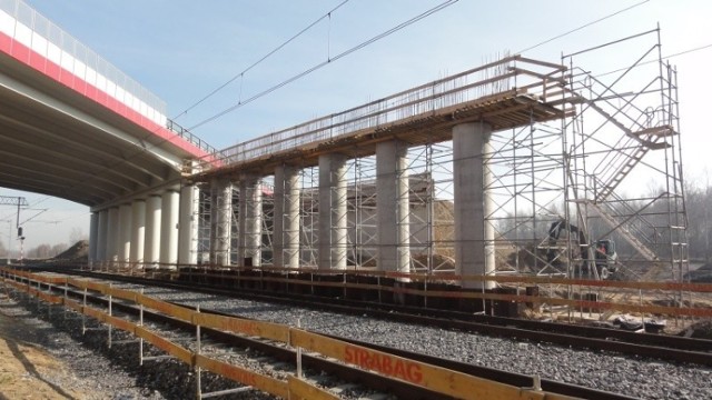 Na betonowych podporach spoczną belki nowego wiaduktu na autostradzie A1

Zobacz kolejne zdjęcia. Przesuwaj zdjęcia w prawo - naciśnij strzałkę lub przycisk NASTĘPNE