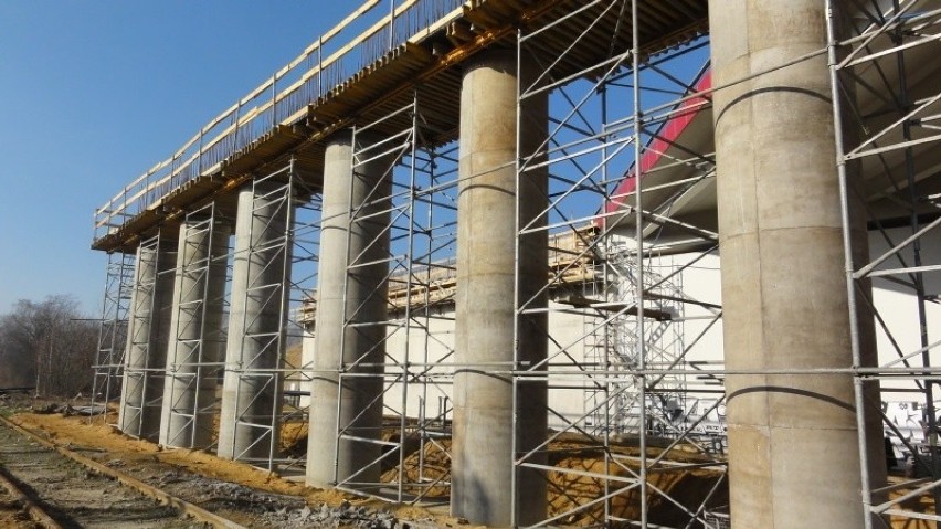 Na betonowych podporach spoczną belki nowego wiaduktu na...